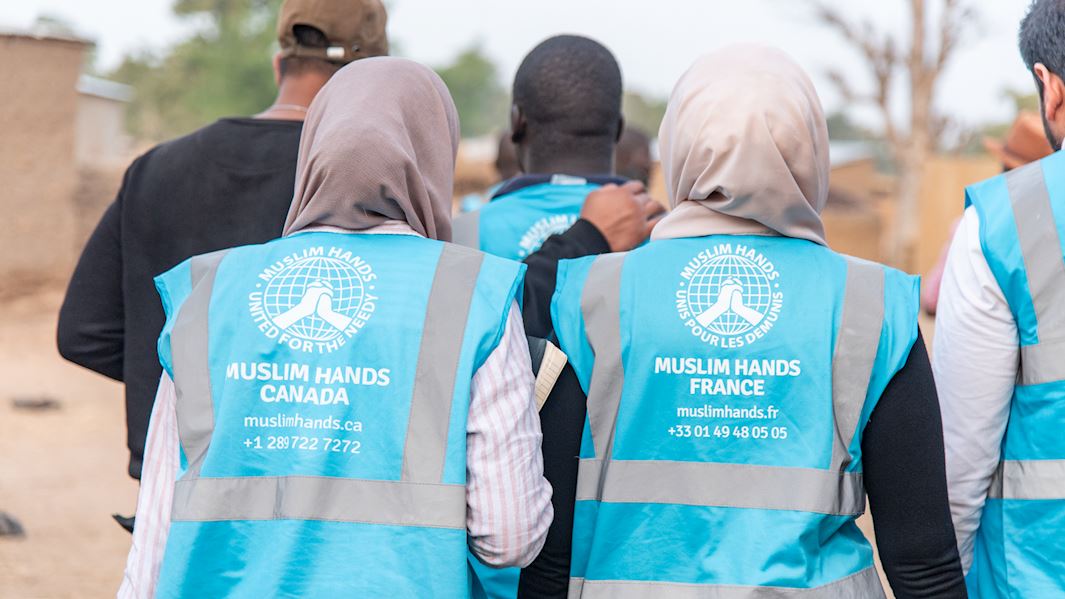 voyage humanitaire muslim hands